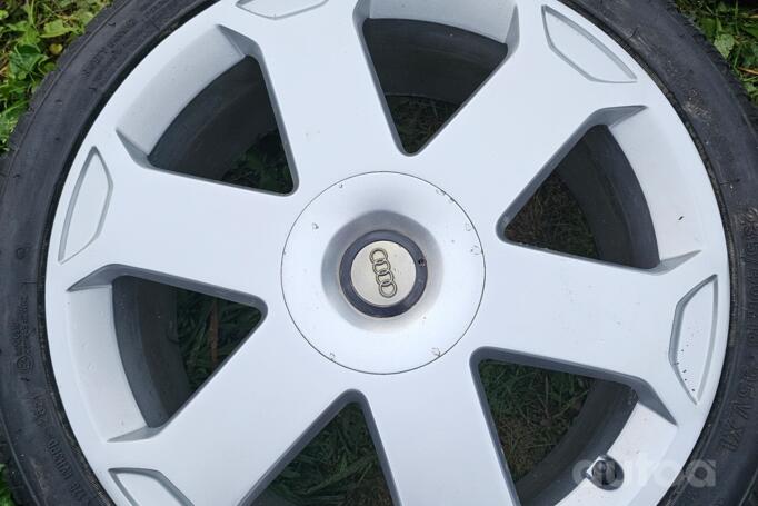 Audi Avus R18, lietie