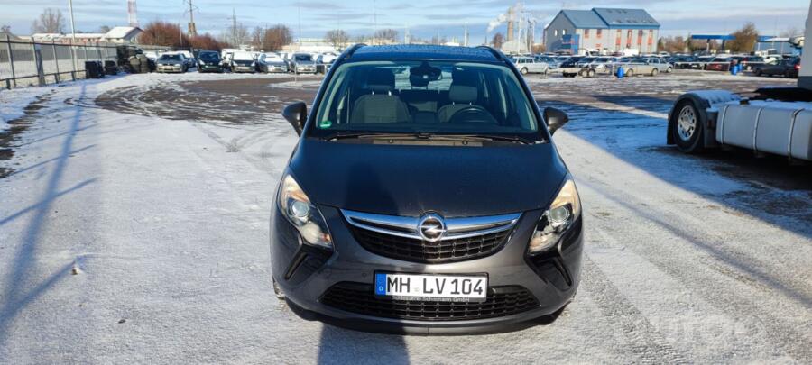 Opel Zafira C Tourer minivan