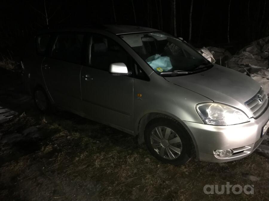 Toyota Avensis Verso 1 generation Minivan