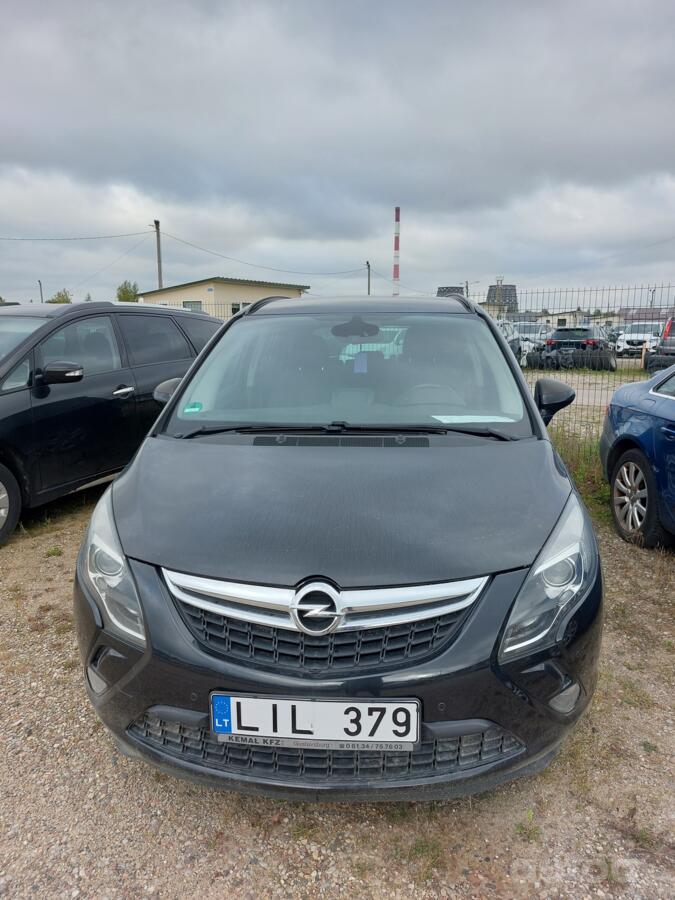 Opel Zafira C Tourer minivan