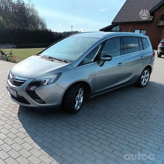 Opel Zafira C Tourer minivan