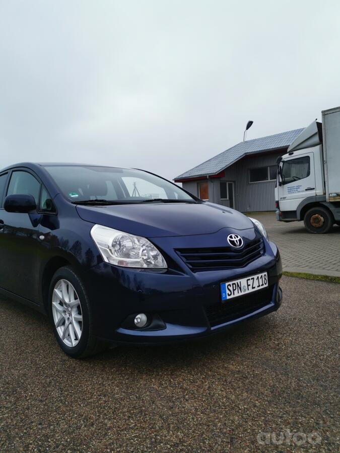 Toyota Verso 1 generation Minivan