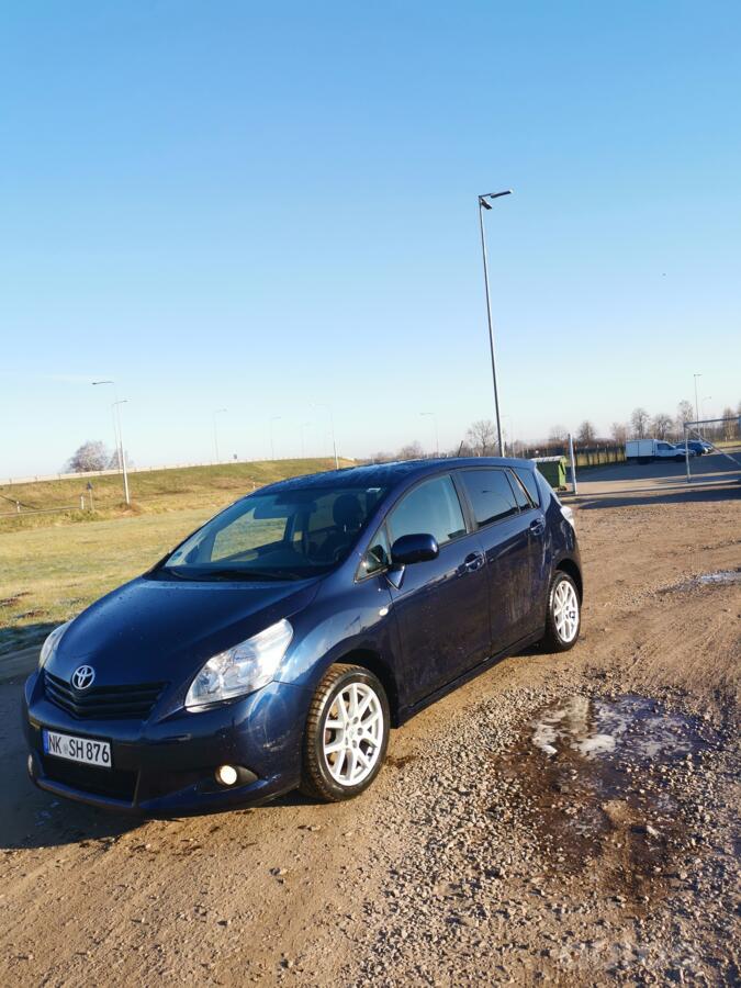 Toyota Verso 1 generation Minivan