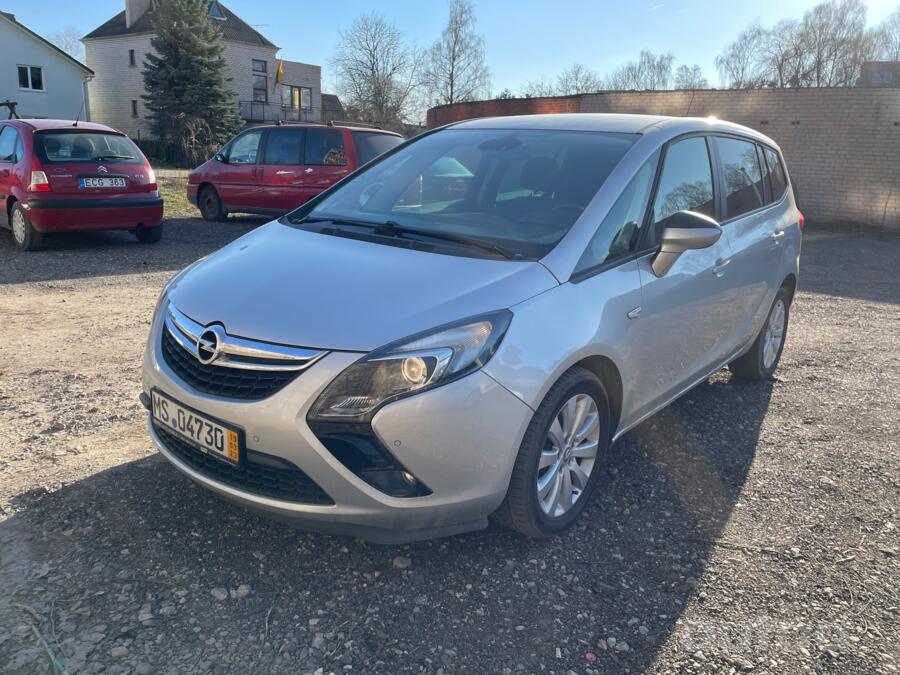 Opel Zafira C Tourer minivan