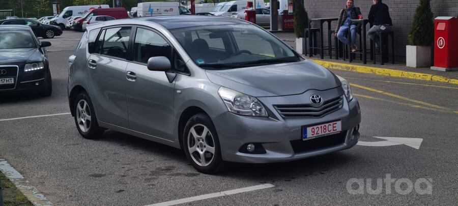 Toyota Verso 1 generation Minivan