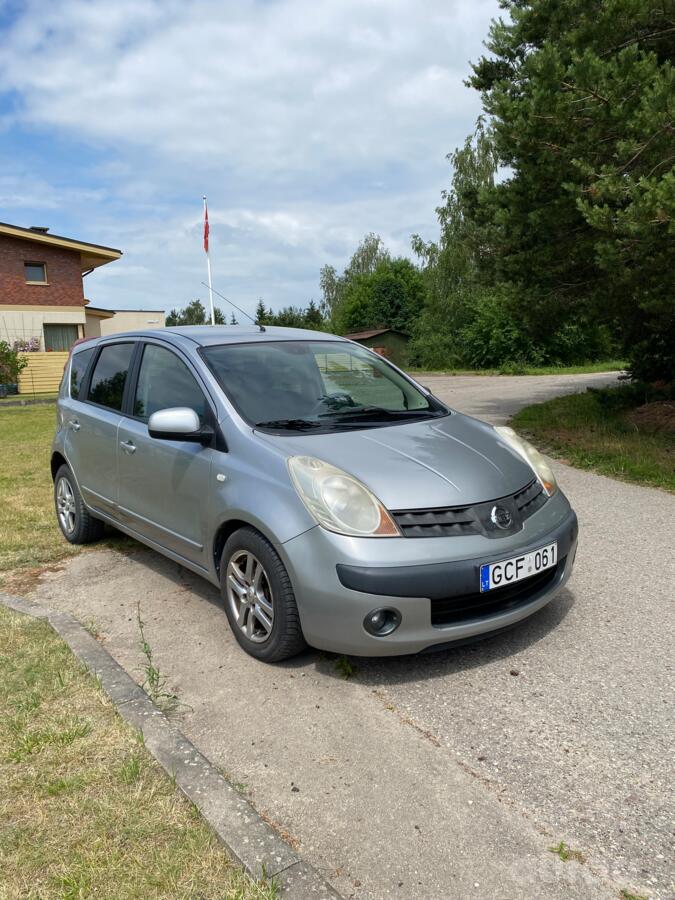 Nissan Note E11 Hatchback