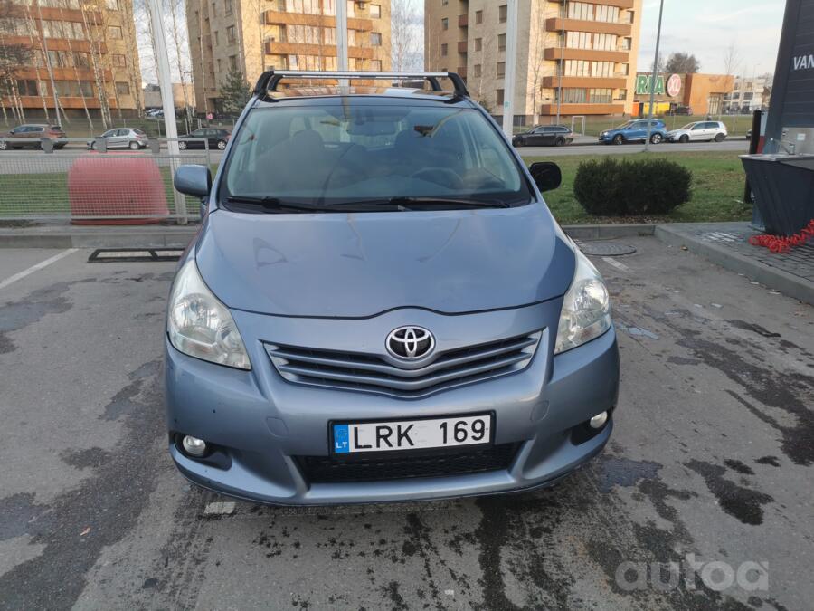 Toyota Verso 1 generation Minivan