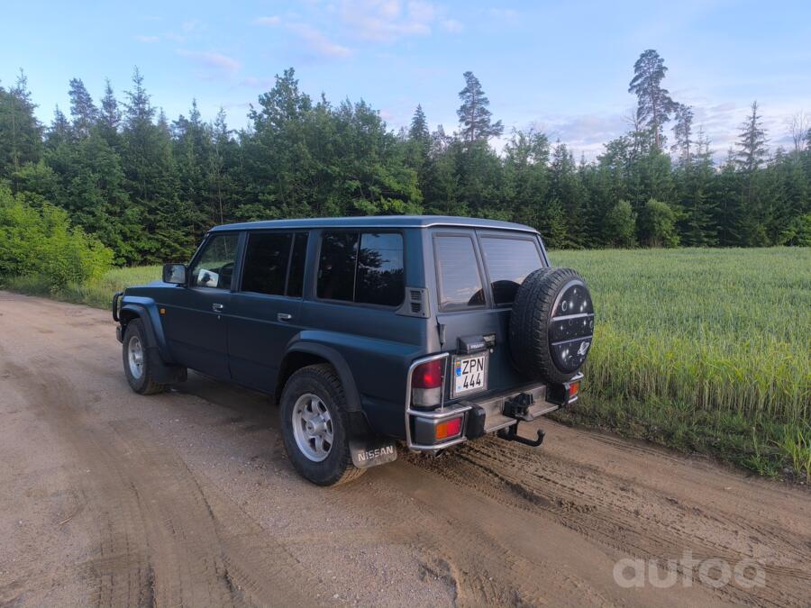Nissan Patrol Y60 SUV 5-doors