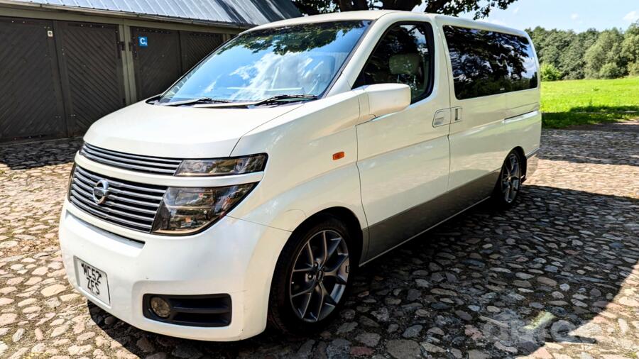 Nissan Elgrand E51 ME51 minivan 5-doors