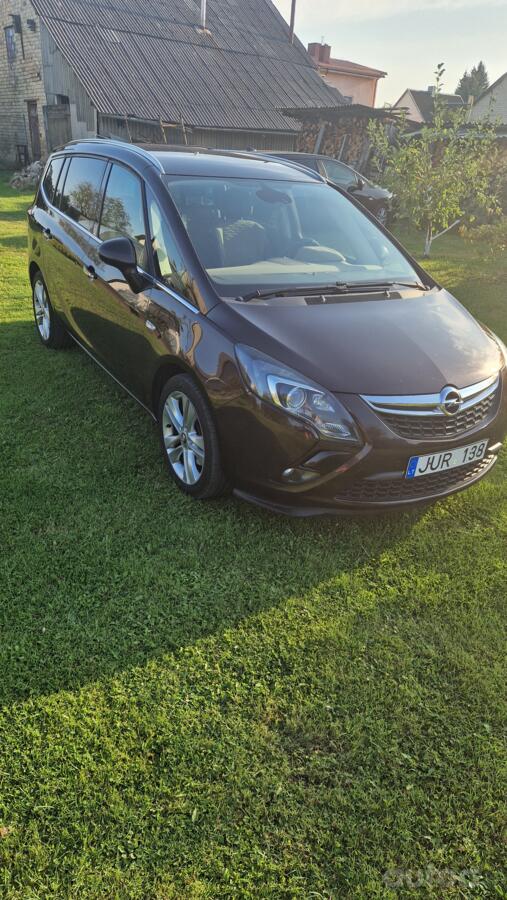 Opel Zafira C Tourer minivan