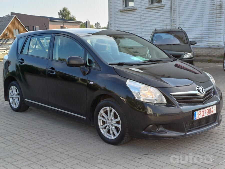 Toyota Verso 1 generation Minivan