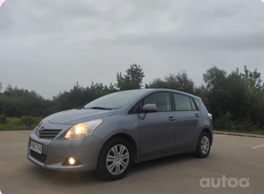 Toyota Verso 1 generation Minivan