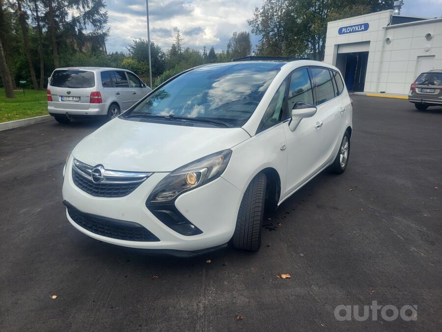 Opel Zafira C Tourer minivan