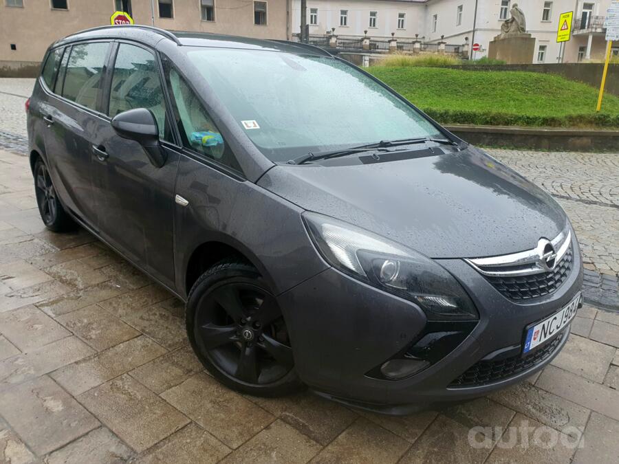 Opel Zafira C Tourer minivan