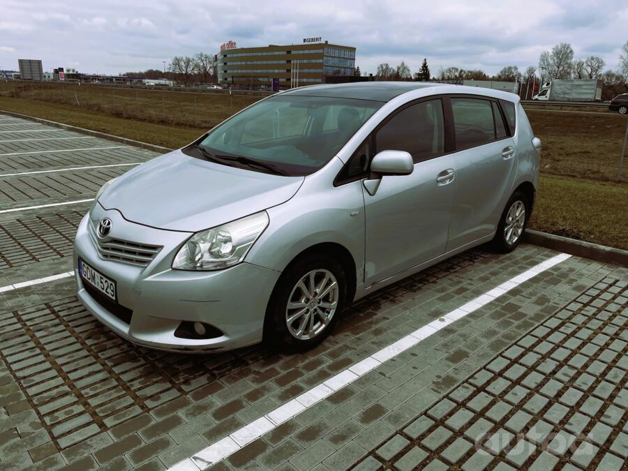 Toyota Verso 1 generation Minivan