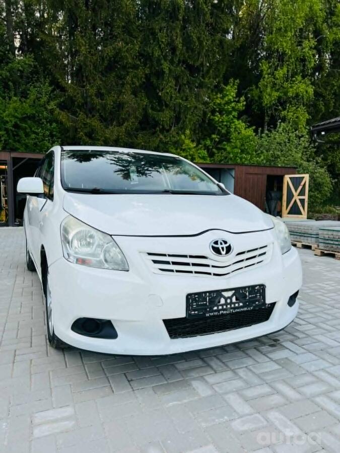 Toyota Verso 1 generation Minivan