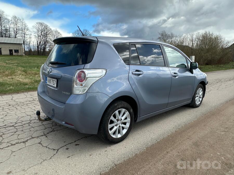 Toyota Verso 1 generation Minivan