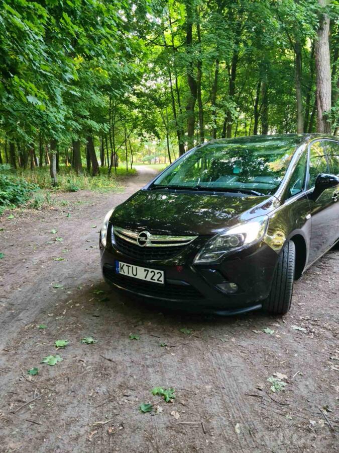 Opel Zafira C Tourer minivan