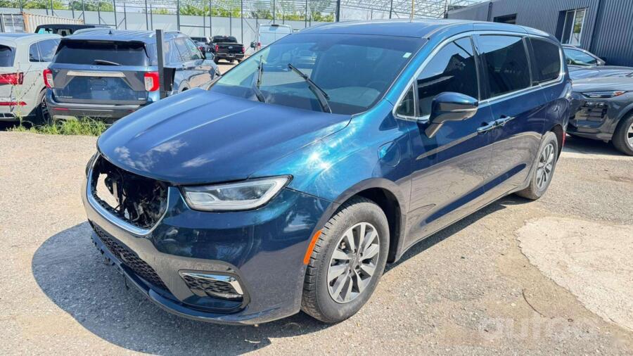 Chrysler Pacifica 2 generation Minivan