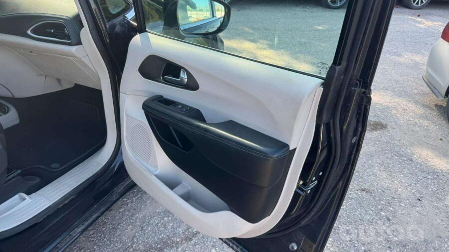 Chrysler Pacifica 2 generation Minivan