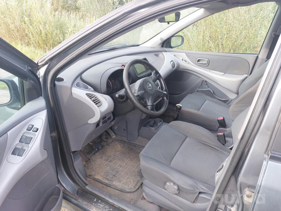 Nissan Almera Tino V10 Minivan