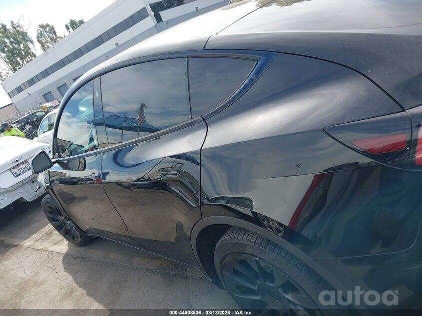 Tesla Model Y 1 generation Crossover