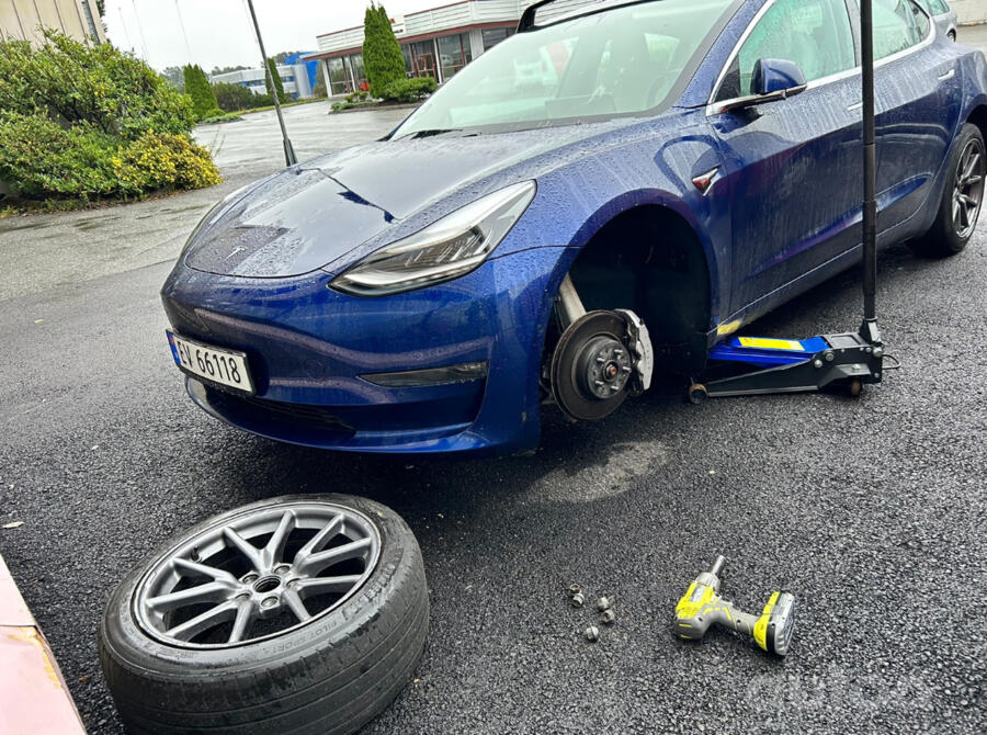 Tesla, lietie