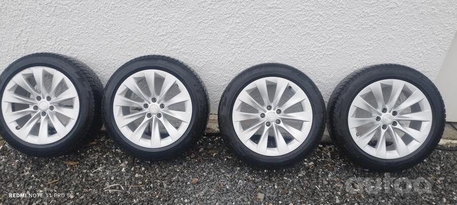 Tesla, lietie