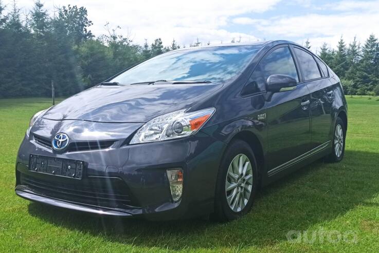 Toyota Prius 3 generation [restyling] Hatchback
