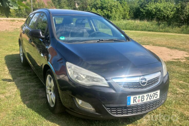Opel Astra J Sports Tourer wagon