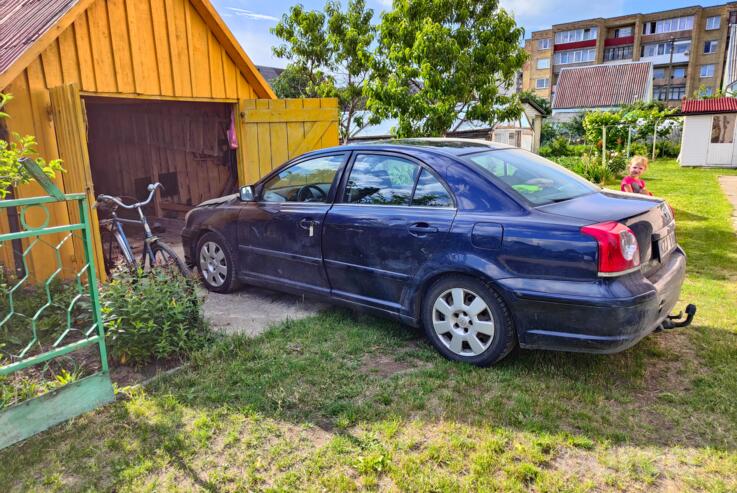 Toyota Avensis 2 generation Sedan