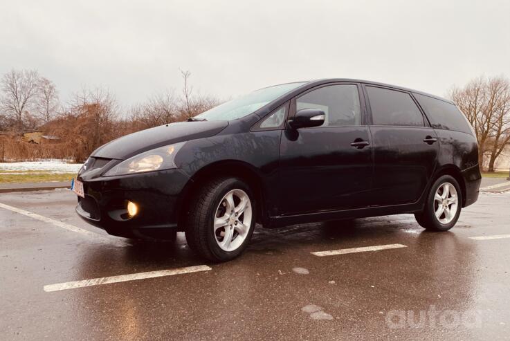 Mitsubishi Grandis 1 generation Minivan