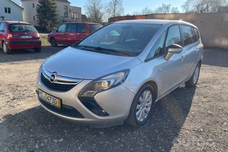 Opel Zafira C Tourer minivan