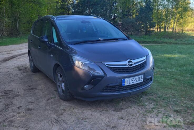 Opel Zafira C Tourer minivan