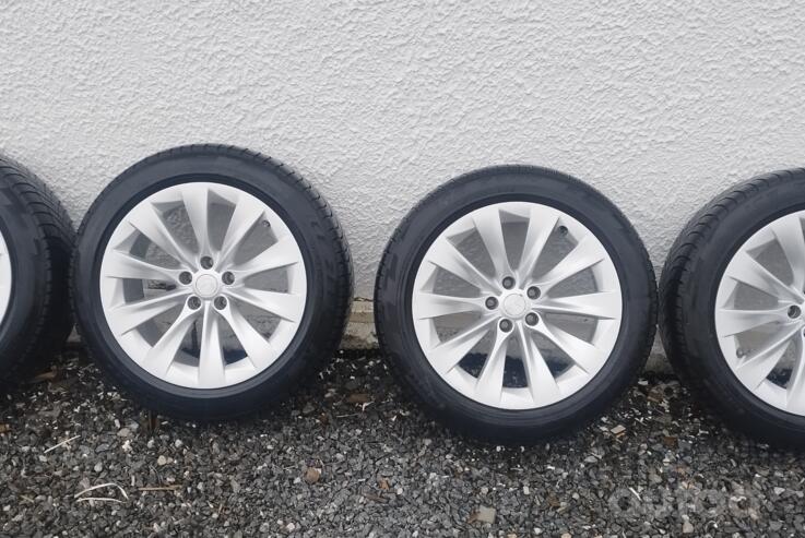 Tesla, lietie